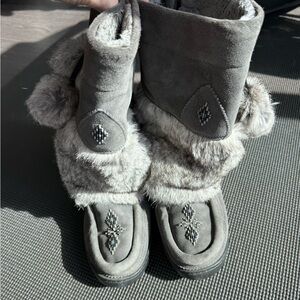 Manitobah Mukluks tall size 7